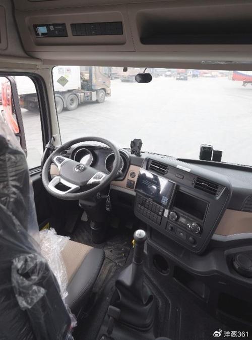 东风小卡货车驾驶舱布局:人性化设计提升驾驶舒适度(图2) 东风小卡货车的驾驶室设计有哪些人性化特点?_东风货车驾驶室内部图解_东风大货车驾驶室
